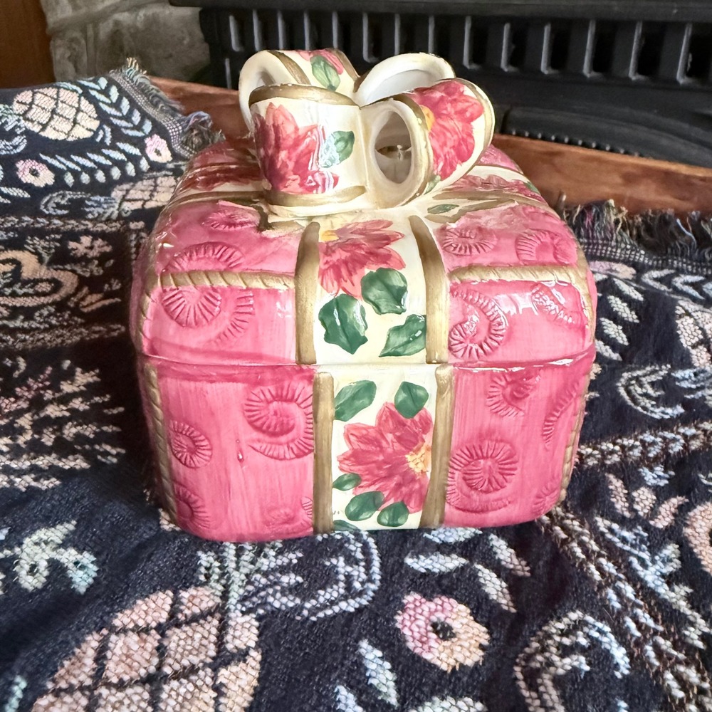 Vintage World Bazaars Ceramic Christmas Present Trinket Box Poinsettia Gold Bow